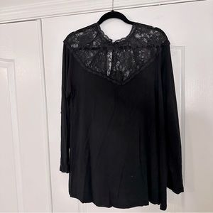 EUC Torrid long sleeve with lace detail top - SZ 2